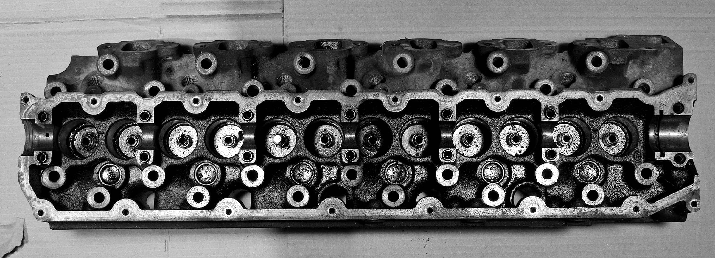 Combustion face of a diesel cylinder head with its valves